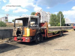 В Киеве сожгли эвакуатор коммунальщиков, якобы в отместку за снос киосков. ФОТО
