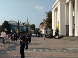 Вкладчики банка "Михайловский" и чернобыльцы митингуют под парламентом. (ФОТО)
