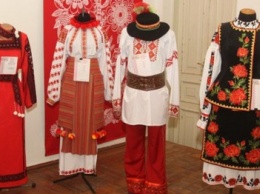 Фото украинских национальных костюмов из Бахмута повезут в Киев на выставку
