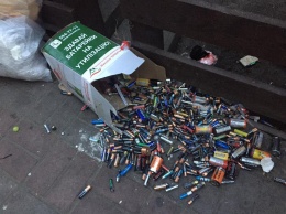 Коробку с батарейками "на утилизацию" бросили возле мусорных баков в центре Киева