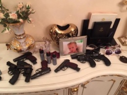 Горы пистолетов и лежащие на полу охранники: фото из захваченного одесского отеля (ФОТО)