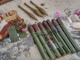 В Луганской обл. обнаружили очередной тайник с гранатометами и марихуаной