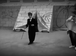 Мужчина в костюме Чарли Чаплина выступил на одной из одесских улиц (ВИДЕО)