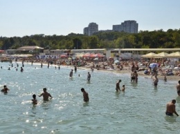 Одесситы высыпали на пляжи в самый жаркий день осени (ФОТО)