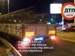 Грузовик застройщика перегородил дорогу на кольце в районе метро «Героев Днепра»