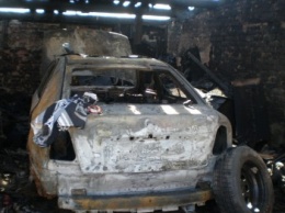 На Сумщине переливание бензина в гараже привело к пожару: мужчина получил ожоги, автомобиль сгорел (ФОТО)