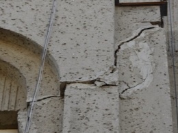 Верхняя часть фасада здания престижной одесской гимназии угрожает жизни учеников (ФОТО)