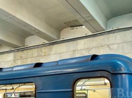В метрополитене не увидели угрозы в поврежденном потолке на станции
