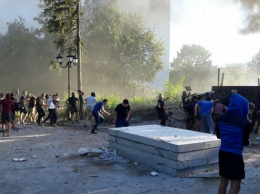В Киеве представители гражданского корпуса "Азова" штурмуют стройку на Святошинском переулке