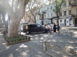 В центре Одессы священнослужитель врезался в машину (ФОТО)