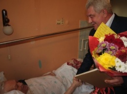 Почетного жителя города мэр Бахмута навестил в больнице