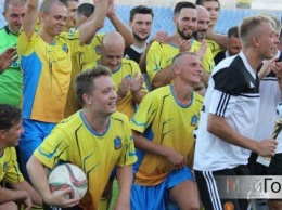 Известные николаевцы минимально проиграли в футбол звездам украинской эстрады (фоторепортаж)
