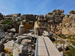 На Мальте мужчина и женщина вырезали свои имена на древнем храме