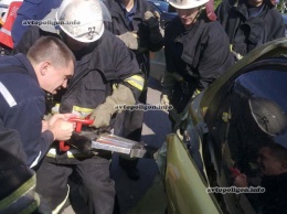 ДТП в Киеве: на Броварском проспекте не разминулись Hyundai Tucson и Daewoo Lanos - пострадавшего извлекали спасатели. ФОТО