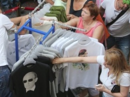 Жителям Нью-Йорка раздали футболки с изображением Путина и матрешки