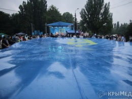 В Симферополе под ливнем отпраздновали День крымскотатарского флага (ФОТОРЕПОРТАЖ)