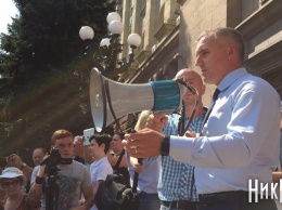 Сенкевич протестующим под мэрией: Николаев примет около 4-х тысяч кубов мусора со Львова