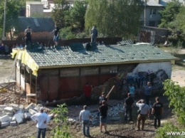 Под Киевом активисты снесли церковь РПЦ (ФОТО)