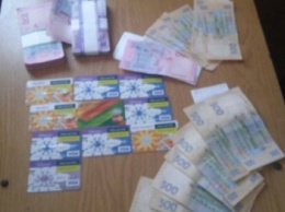 Женщина пыталась вывезти в "ДНР" крупную сумму денег и банковские карты