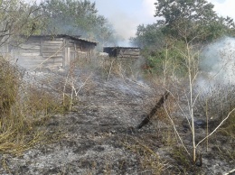 На Николаевщине, сжигая мусор во дворе, хозяева едва не сожгли хозпостройку