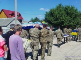На Херсонщине похоронили офицера ВСУ, расстрелянного в зоне АТО дезертиром (фото)