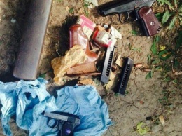 В Харькове возле жилого дома нашли сумку с оружием
