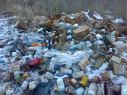 Киевские экологи обнаружили на Троещине нелегальную свалку опасных химических отходов