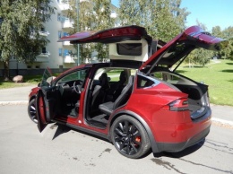 В Украину завезли два электрических кроссовера Tesla Model X!