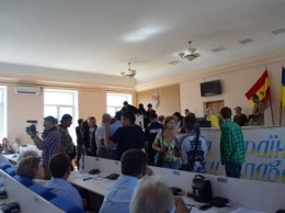 Система, однако: советник одесского губернатора привел вооруженных активистов на сессию Аккерманского горсовета