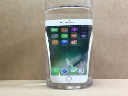 IPhone 7 проверили на водонепроницаемость с помощью воды, кофе и газировки [видео]