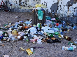 Пляжники уехали, а мусор остался: в Аркадии перестали убирать муниципальные пляжи
