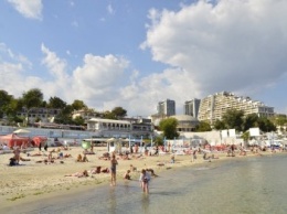 Как одесситы нежились в пятницу на солнечных пляжах Аркадии (ФОТО)