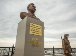 В России бюст Сталину установили рядом с мемориалом памяти жертв репрессий