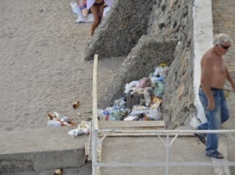 Коммунальщики позабыли про бесплатный пляж в Аркадии по соседству (ФОТО)