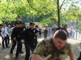 В Одессе активисты снесли силой забор нахалстроя на Черемушках (ФОТО)