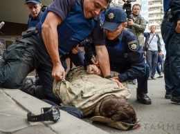 Мордой в асфальт: как правосеков "паковала" полиция под российским консульством в Одессе