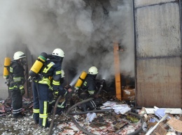 Масштабный пожар произошел на складах в Одесской области (фото)