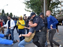 Активисты "Правого сектора" вернулись под Генконсульство России, продолжили пикет и снова подрались