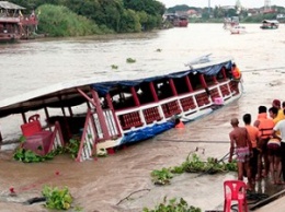 В Таиланде при крушении речного судна погибло не меньше 13 человек