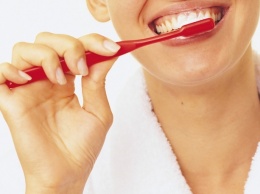 Стоматологи назвали пять причин чистить зубы вечером