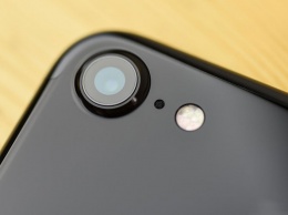 Apple заподозрили в обмане покупателей iPhone 7 - в рекламе отсутствует выступ камеры