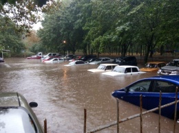 В Одессе из-за урагана и дождей затопило улицы и парализовало инфраструктуру
