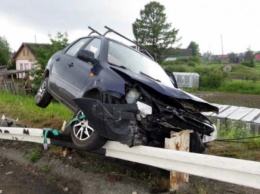 Автомобиль насквозь пробило металлическим ограждением в Бесовце