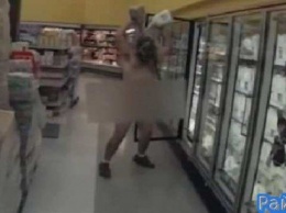 Голый мужчина принял молочный душ в американском супермаркете (ВИДЕО)