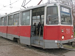 В Кемерове пенсионер выпал из трамвая и получил переломы