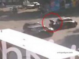 ВИДЕО ДТП в Киеве: на Дорогожичах мотоциклист решил протаранить поток машин