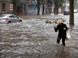 Одесский ливень в 69 кадрах: на Среднефонтанской плавали автомобили, а в Аркадии смыло плитку
