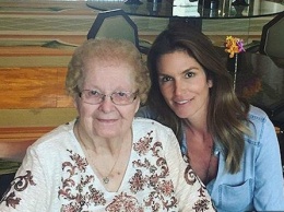 Синди Кроуфорд показала фото со своей бабушкой