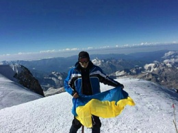 Украинские военные подняли на российском Эвересте флаг Украины