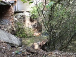 В Полтаве провалился коллектор и обрушились постройки (фото)